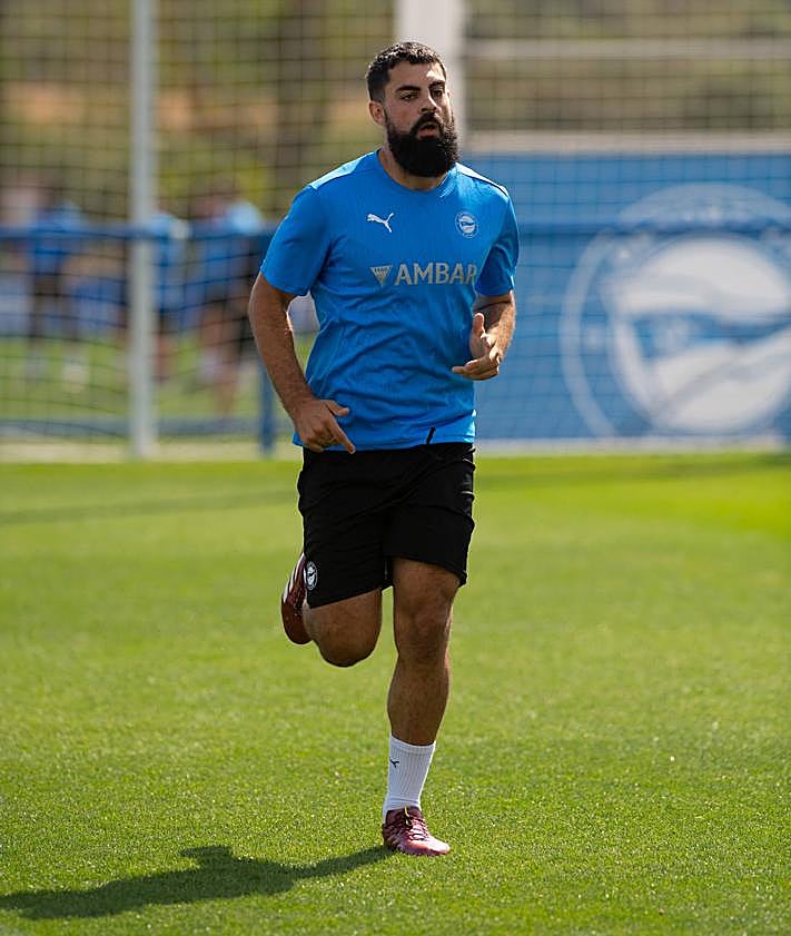 Imagen secundaria 2 - Villalibre, sobre el césped de Ibaia. 