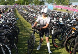 Un participante ajeno a la información, durante el Ironman de Vitoria.