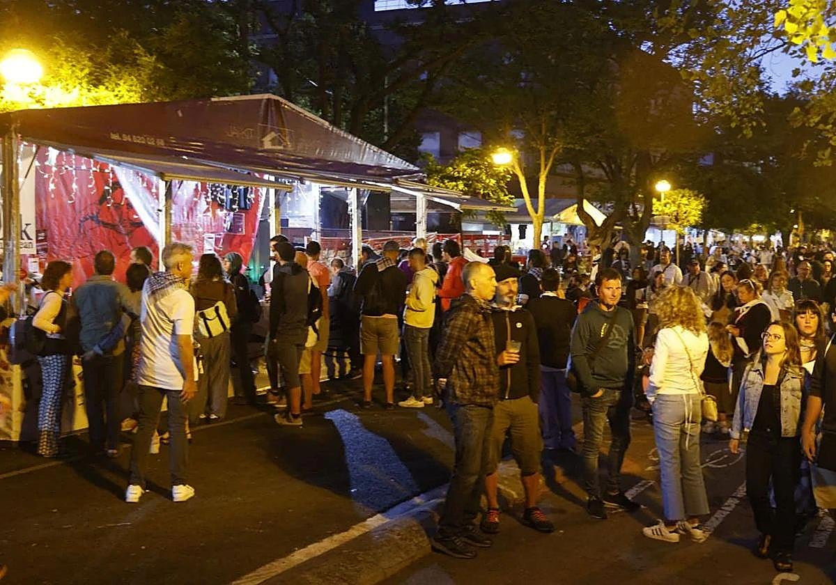 Un grupo de ciudadanos en el recinto de txosnas de las fiestas de Vitoria.