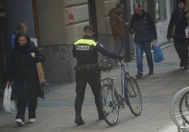 Roba una bicicleta en General Álava y arremete contra un policía