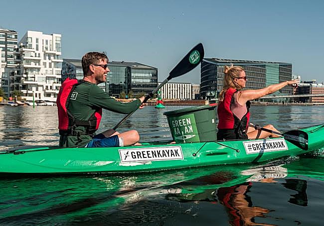 Actividad en kayak para recoger basura en el puerto de Copenhague.