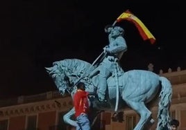 Colocan una bandera de España en la estatua del General Prim de Reus para celebrar la Eurocopa