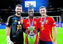Campeones rojiblancos. Unai Simón, Nico Williams y Dani Vivian, jugadores del Athletic, posan con la Eurocopa ganada en Berlín.