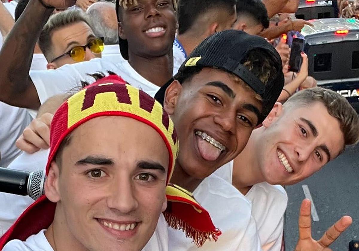 Gavi presente en la rúa de los campeones.