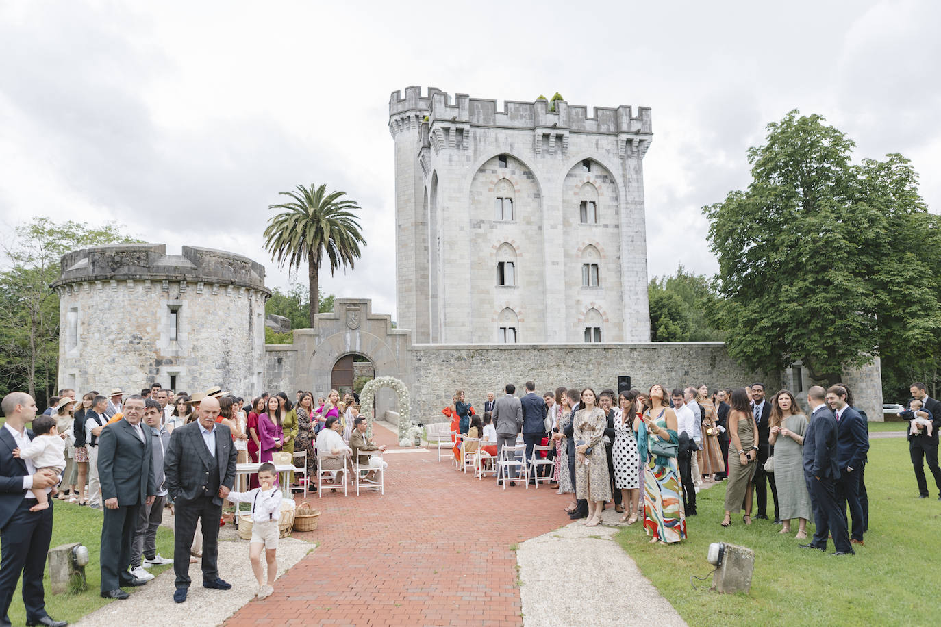 La boda de cuento de Iñigo e Ioritz en el Castillo de Arteaga con look inspirado en la MET Gala