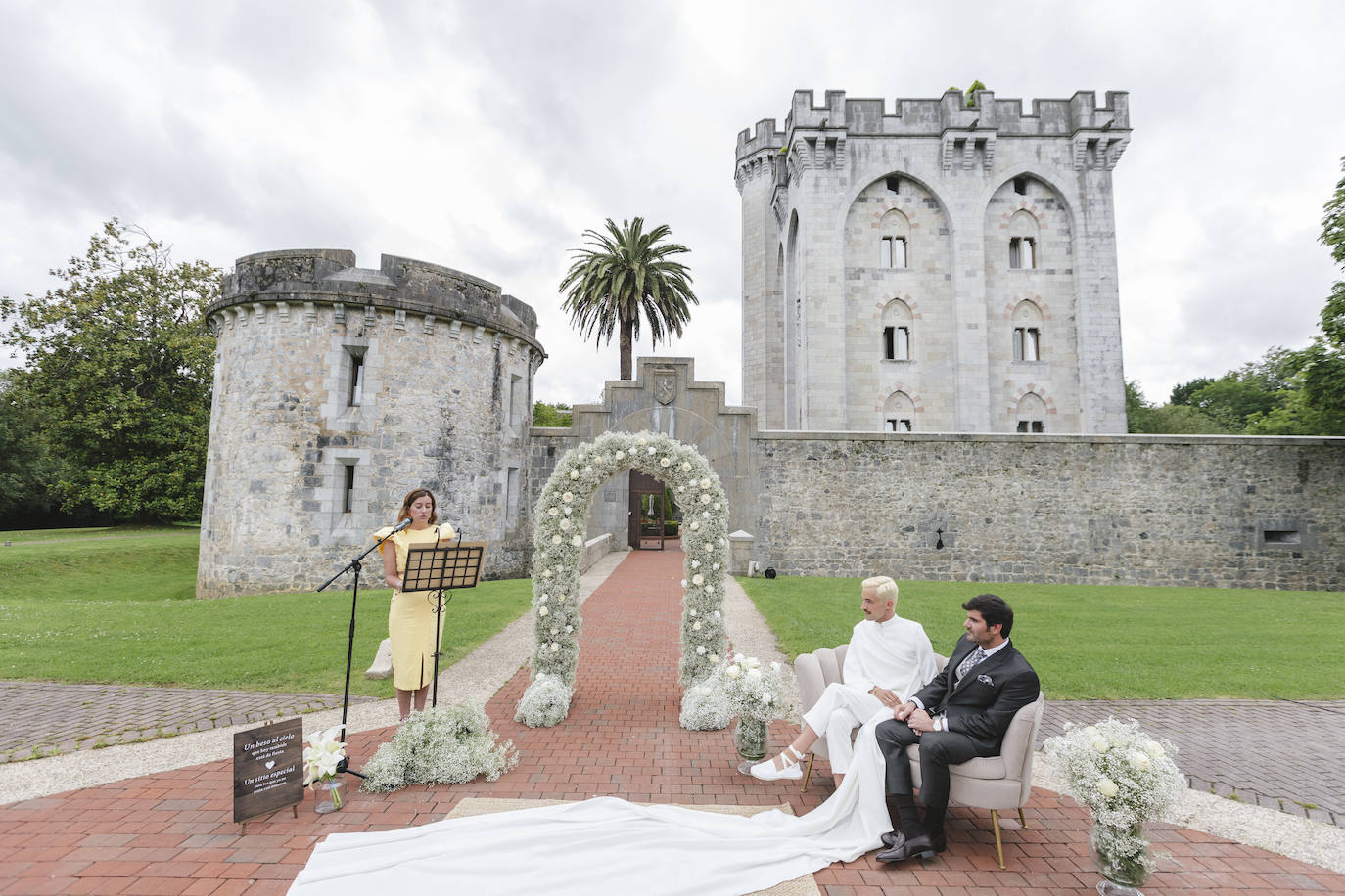 La boda de cuento de Iñigo e Ioritz en el Castillo de Arteaga con look inspirado en la MET Gala