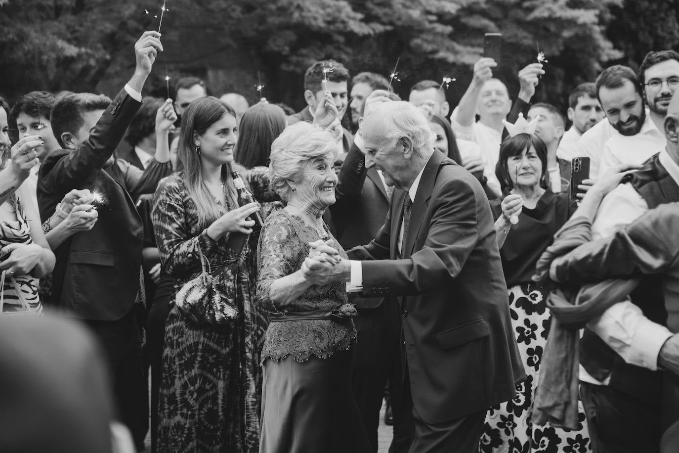 La boda de cuento de Iñigo e Ioritz en el Castillo de Arteaga con look inspirado en la MET Gala