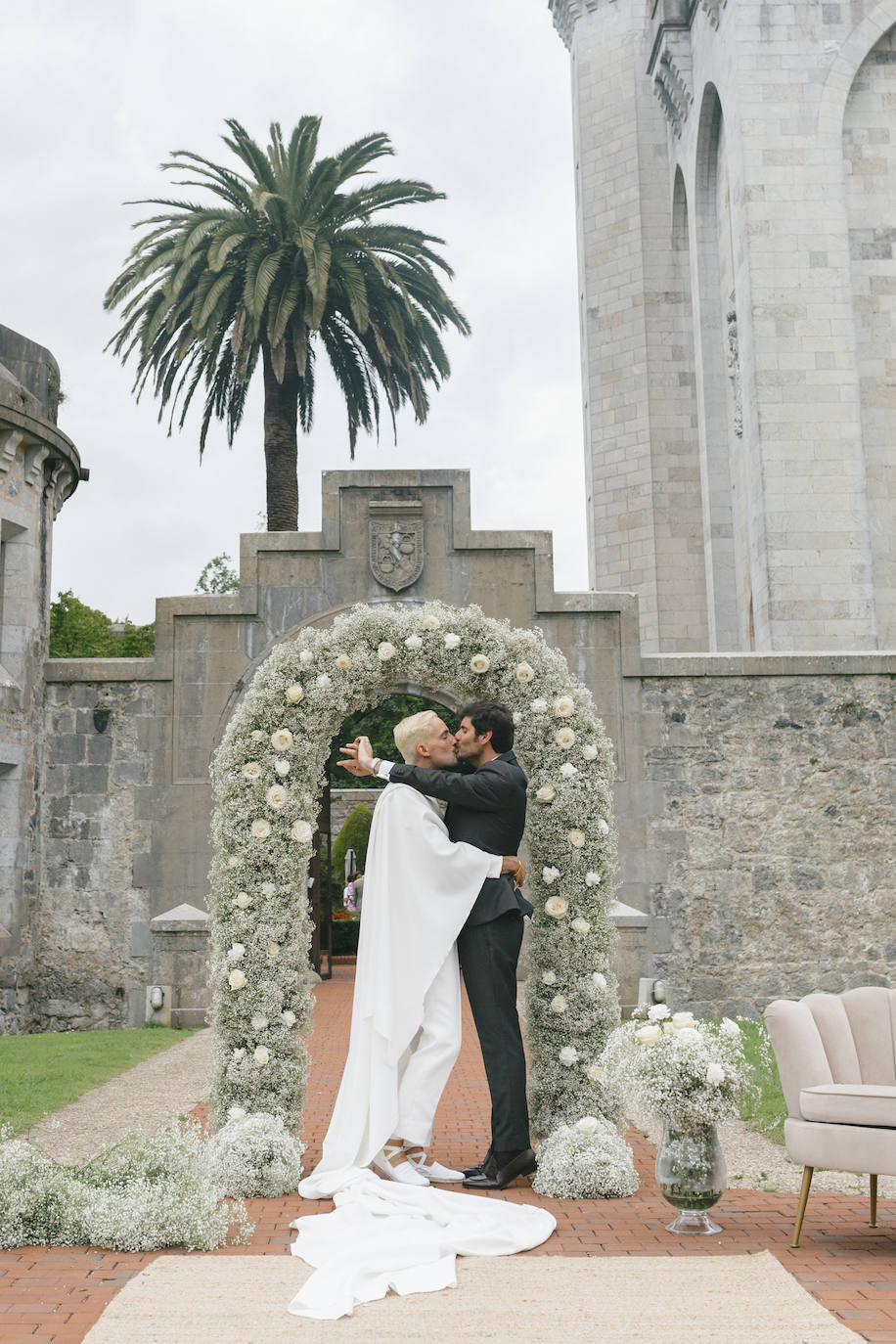 La boda de cuento de Iñigo e Ioritz en el Castillo de Arteaga con look inspirado en la MET Gala