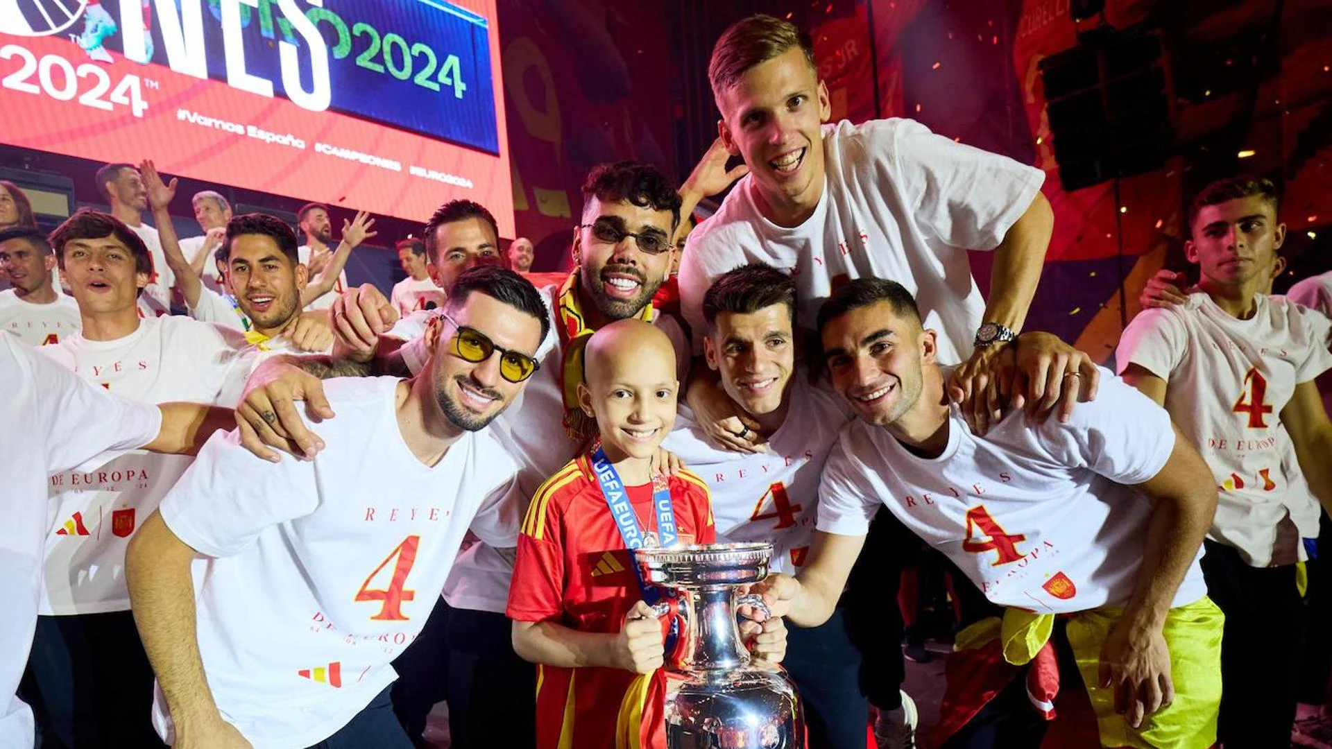 María, la niña con cáncer que celebró la Eurocopa junto a los campeones |  El Correo