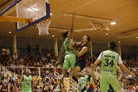 Momento de la pasada edición de la Euskal Kopa, que se suspendió por la condensación en la cancha.