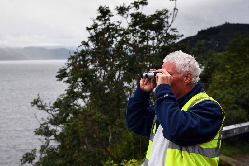 Michael Holian vigila el lago Ness con la esperanza de detectar al escurridizo monstruo Nessie en Escocia el 27 de agosto de 2023