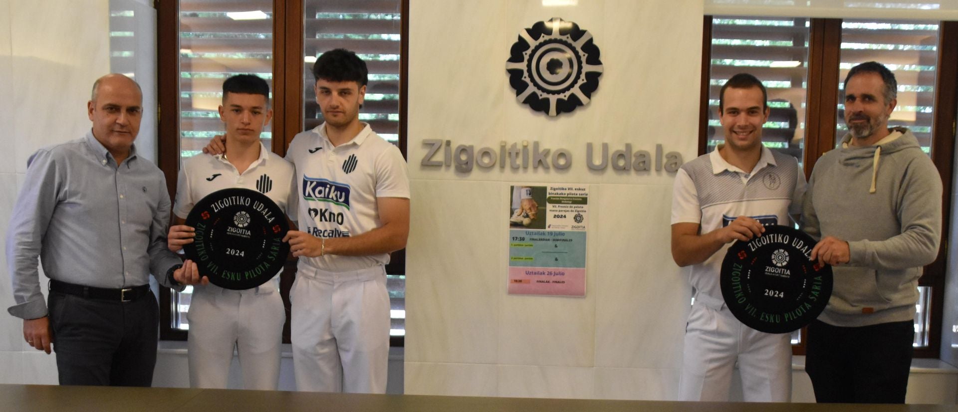 El alcalde de Zigoitia, Javier Gorbeña, junto con dos de los pelotaris participantes en el torneo.