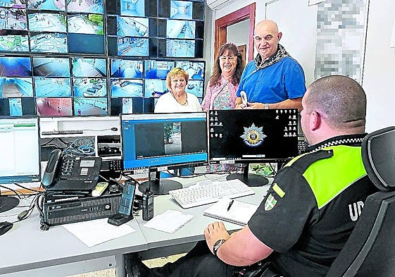 Zona de control de la comisaría en la que se visualizan las imágenes de los teléfonos en un ordenador.
