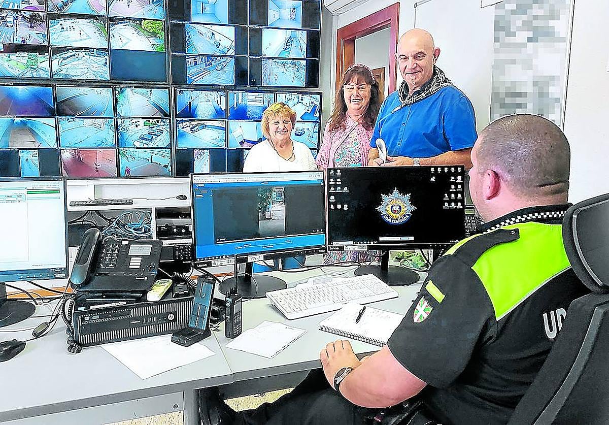 Zona de control de la comisaría en la que se visualizan las imágenes de los teléfonos en un ordenador.