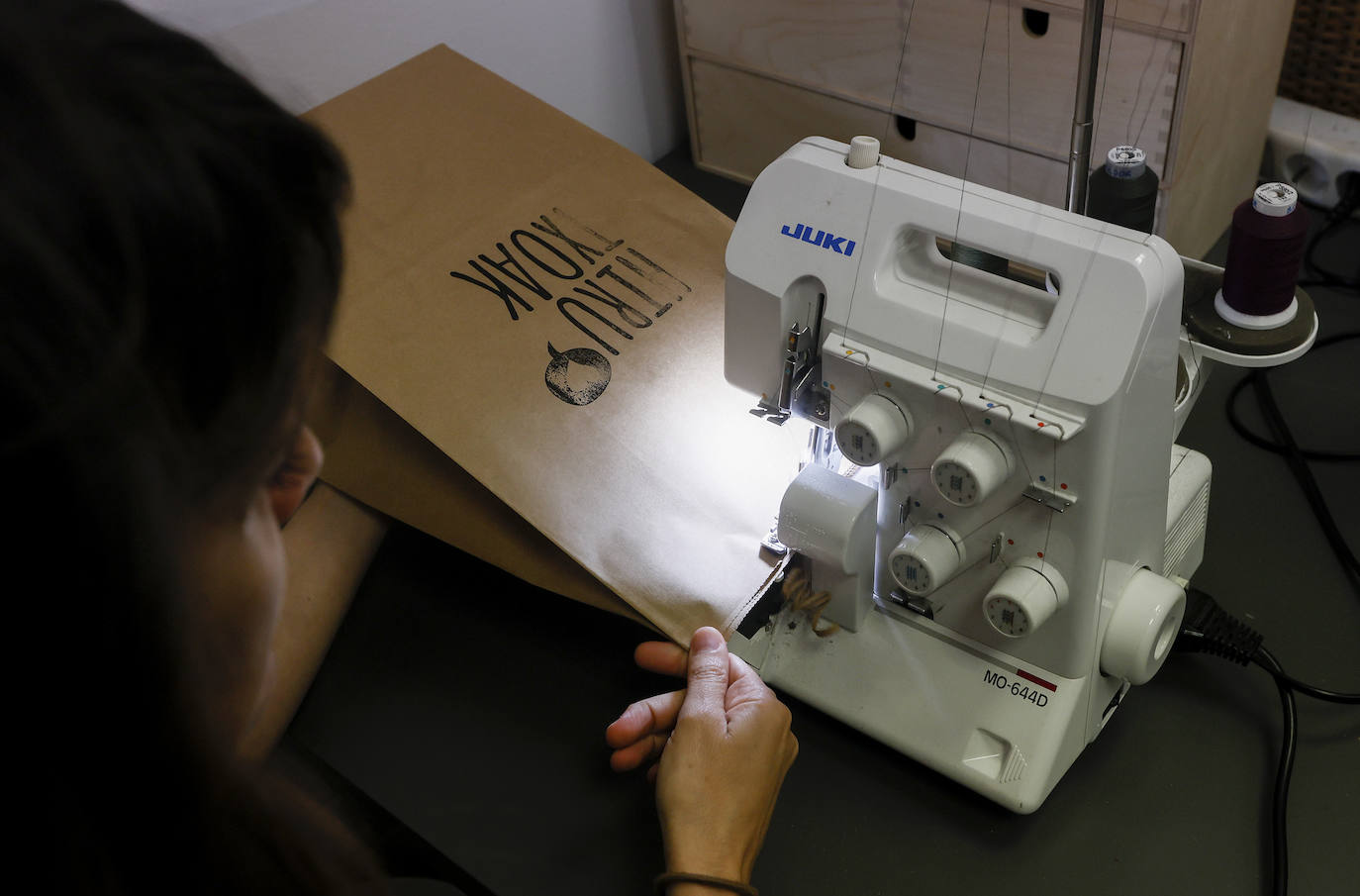 Nekane, la enfermera que crea vestidos de flores en su pequeño taller de Iturribide