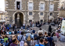 La cuesta de San Vicente se convirtió en un escenario rodeado de un centenar de personas para ver actuar al grupo vizcaíno Vulcanizadas.