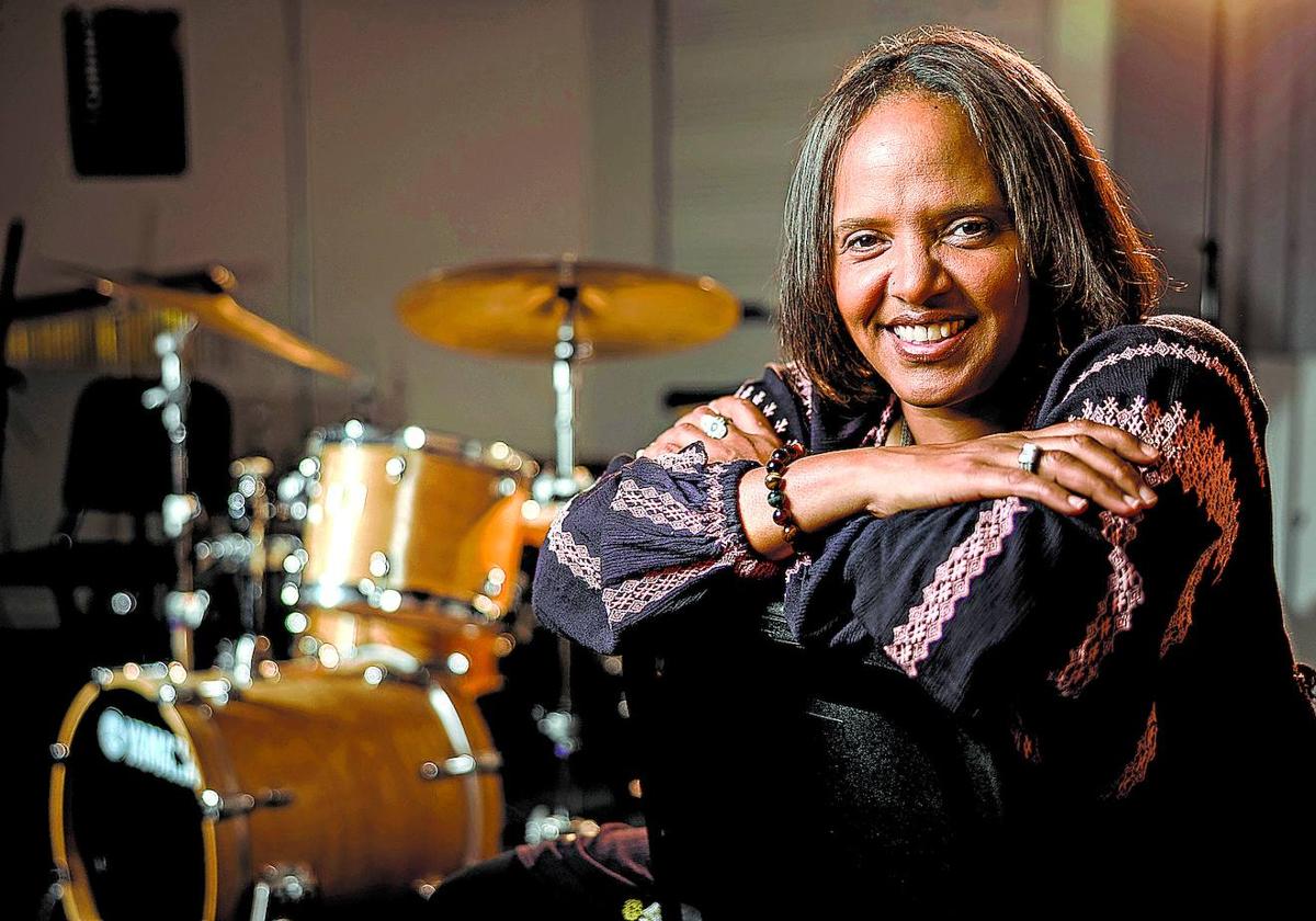 Terri Lyne Carrington, junto a un 'set' de batería similar al que empezó a tocar a los 7 años, heredado de su abuelo.