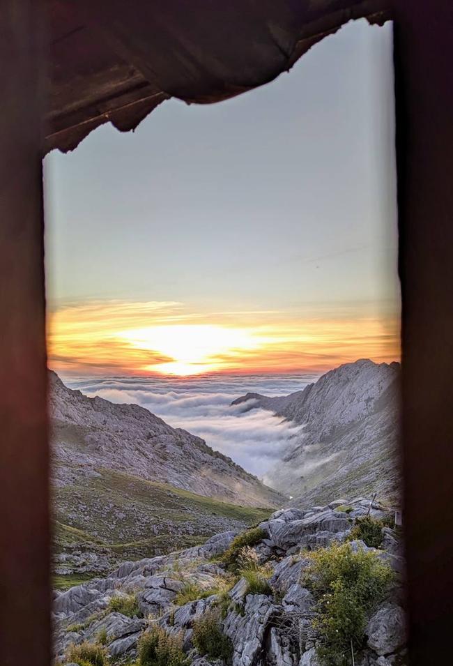 El atardecer desde el refugio de Vegarredonda.