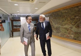 A la izquierda el director de la Cámara de Bilbao, Mikel Arieta-araunabeña, junto al presidente Jose Zudaire.