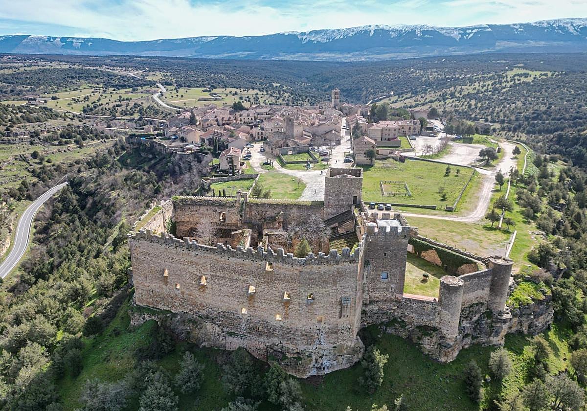 Vista aérea de la fortaleza de la localidad segoviana, construida en el siglo XIII.
