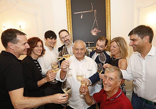 Discreto hasta en la despedida, un sencillo brindis con el equipo que le ha acompañado hasta el final y algunos de sus mejores clientes puso el pasado sábado punto final a 35 años de historia de Zortziko.