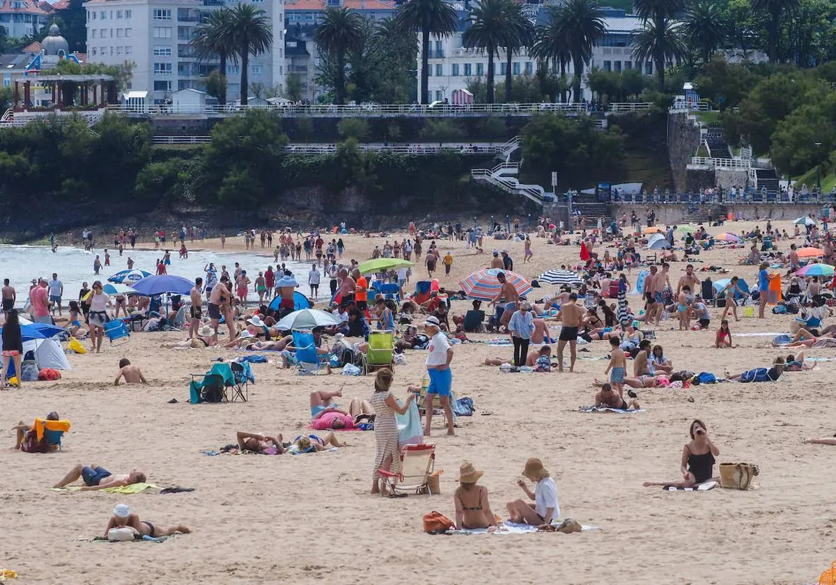 Detenido en Santander un presunto pedófilo por grabar a niños desnudos en  la playa | El Correo