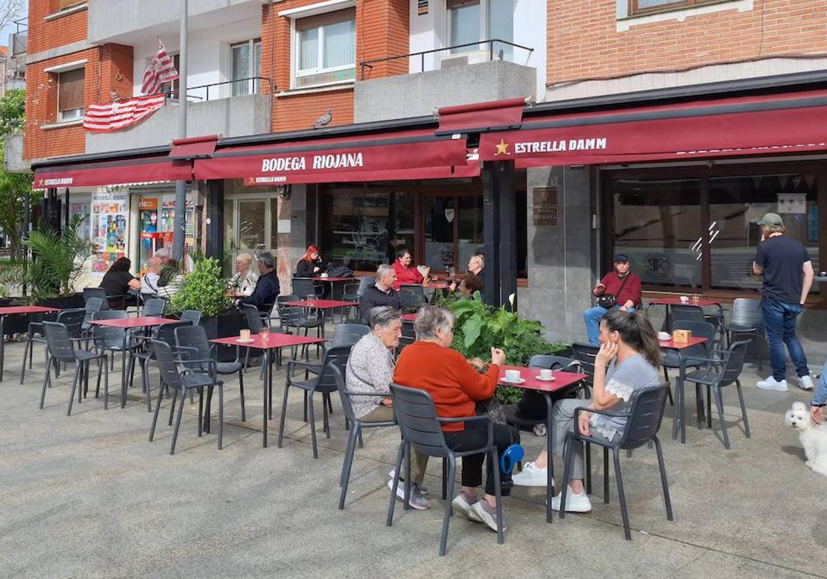 Varias personas reunidas en la terraza de un bar en Erandio.