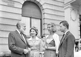 Ernest Hemingway y Lauren Bacall se miran en la entrada del Hotel Carlton en 1959 en compañía de dos amigos.