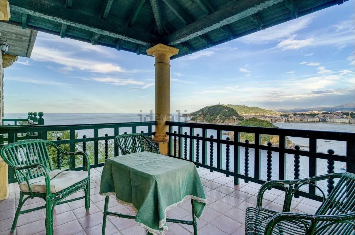 Sacan a la venta una villa con vistas a la costa vasca por seis millones de euros
