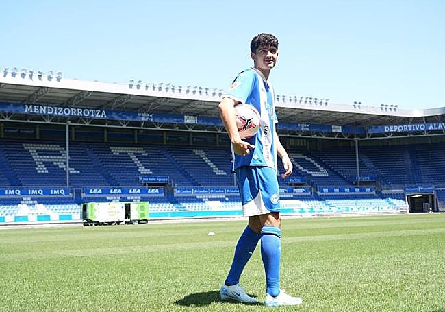 Novoa, durante su presentación con el Alavés.