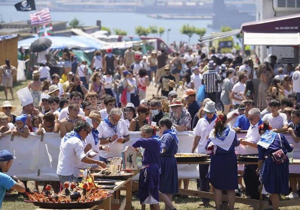 Cientos de personas se concentran cada año en el concurso de paellas.