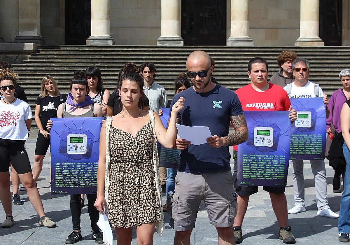 Los portavoces del colectivo de txosnas leen su comunicado frente a la Casa Palacio de la Provincia.