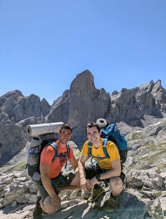 Vistas del Urriellu desde la senda de los cazadores, de camino hacia el jou de Cabrones. Jonathan, a la izquierda, y quien escribe estas líneas, al lado.