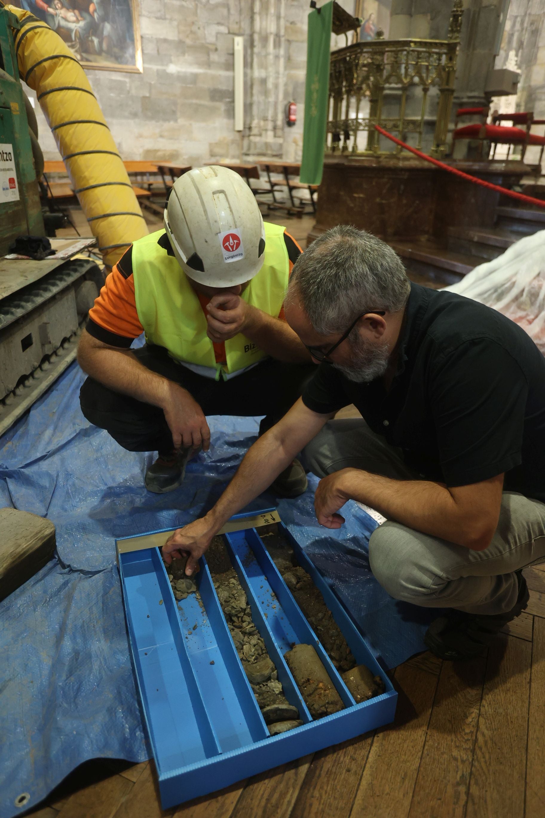 Así se desarrollan los trabajos de sondeo frente a la Amatxu de Begoña