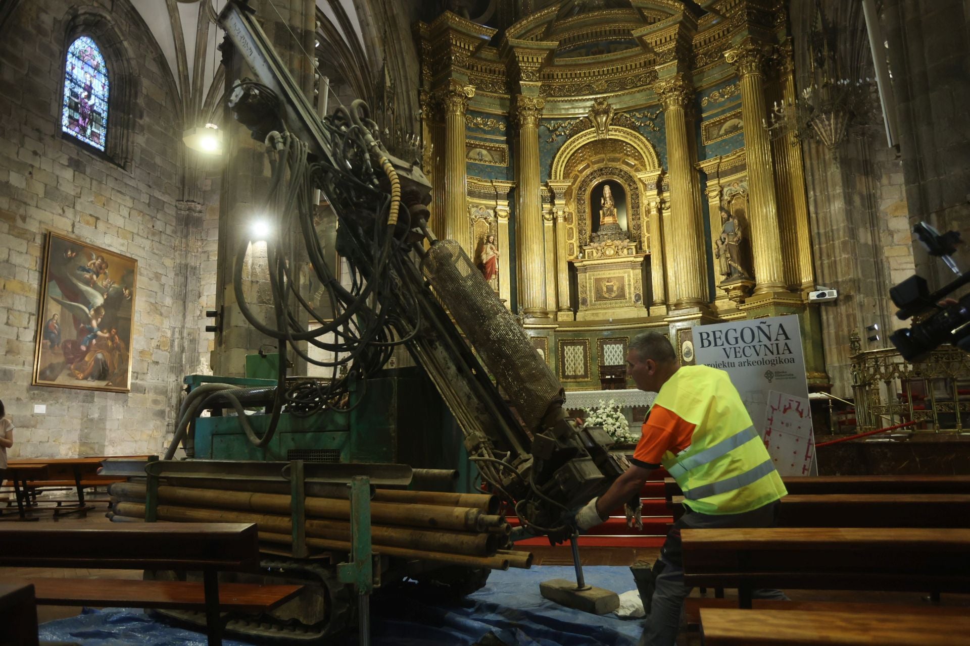 Así se desarrollan los trabajos de sondeo frente a la Amatxu de Begoña