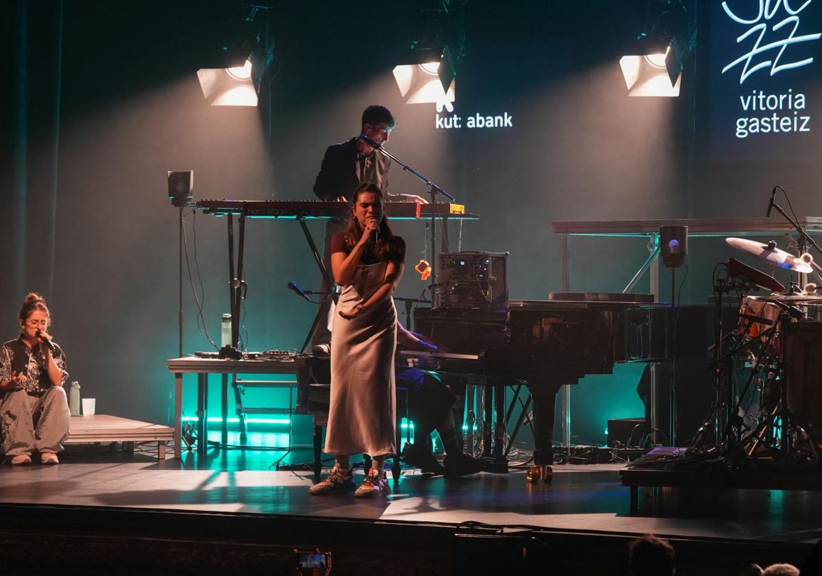 Imagen principal - Las cantantes Aina Zanoguera y Carmen Aciar en imágenes junto a la pianista Clara Peya.