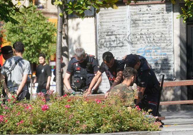 Ertzainas cachean a varios sospechosos en la zona de Aldabe.