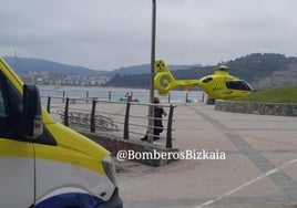 Evacuado en helicóptero un joven inconsciente tras golpearse la cabeza al tirarse al mar en Gorliz