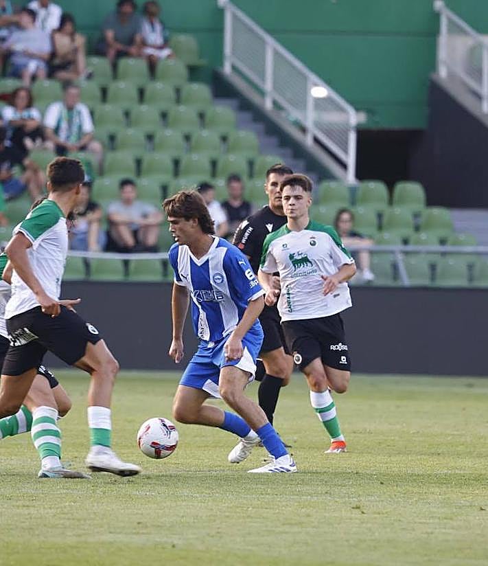 Imagen secundaria 2 - Julen Jon Guerrero, durante el partido ante el Racing. 