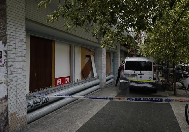 Agentes locales custodian la lonja okupada donde se refugió el agresor.