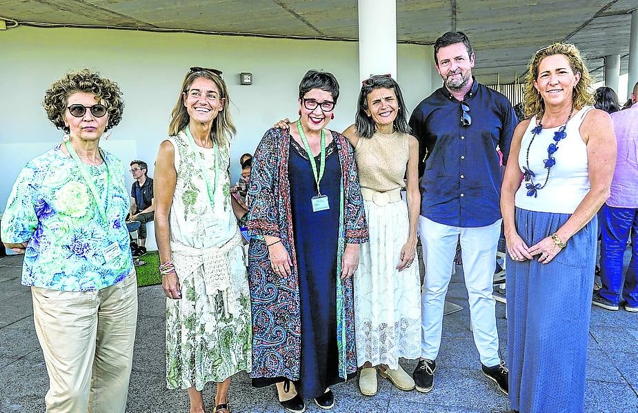 Vega Angulo, Noelia Vivanco, Marta Fernández, Nerea Melgosa, John Costello y Cristina Ortiz de Latierro.