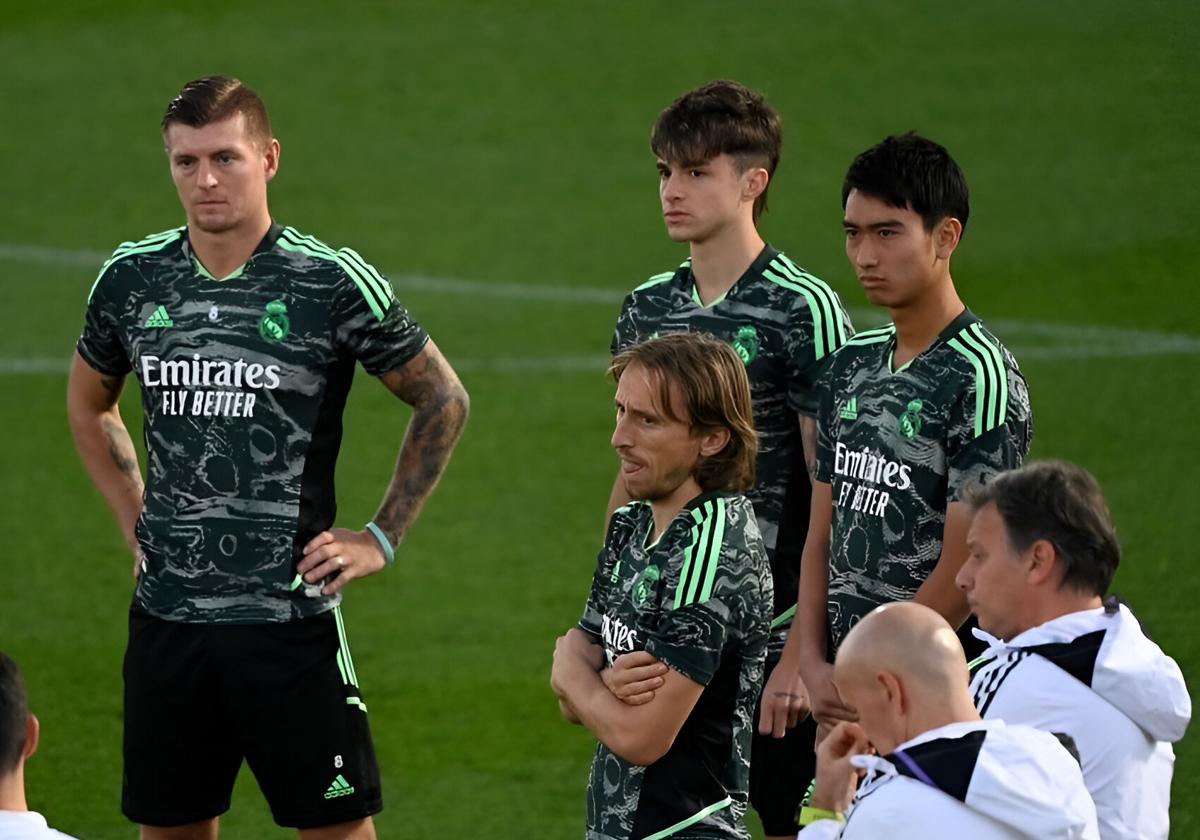 Pipi Nakai, a la derecha de la imagen, durante un entrenamiento con la primera plantilla del Real Madrid.