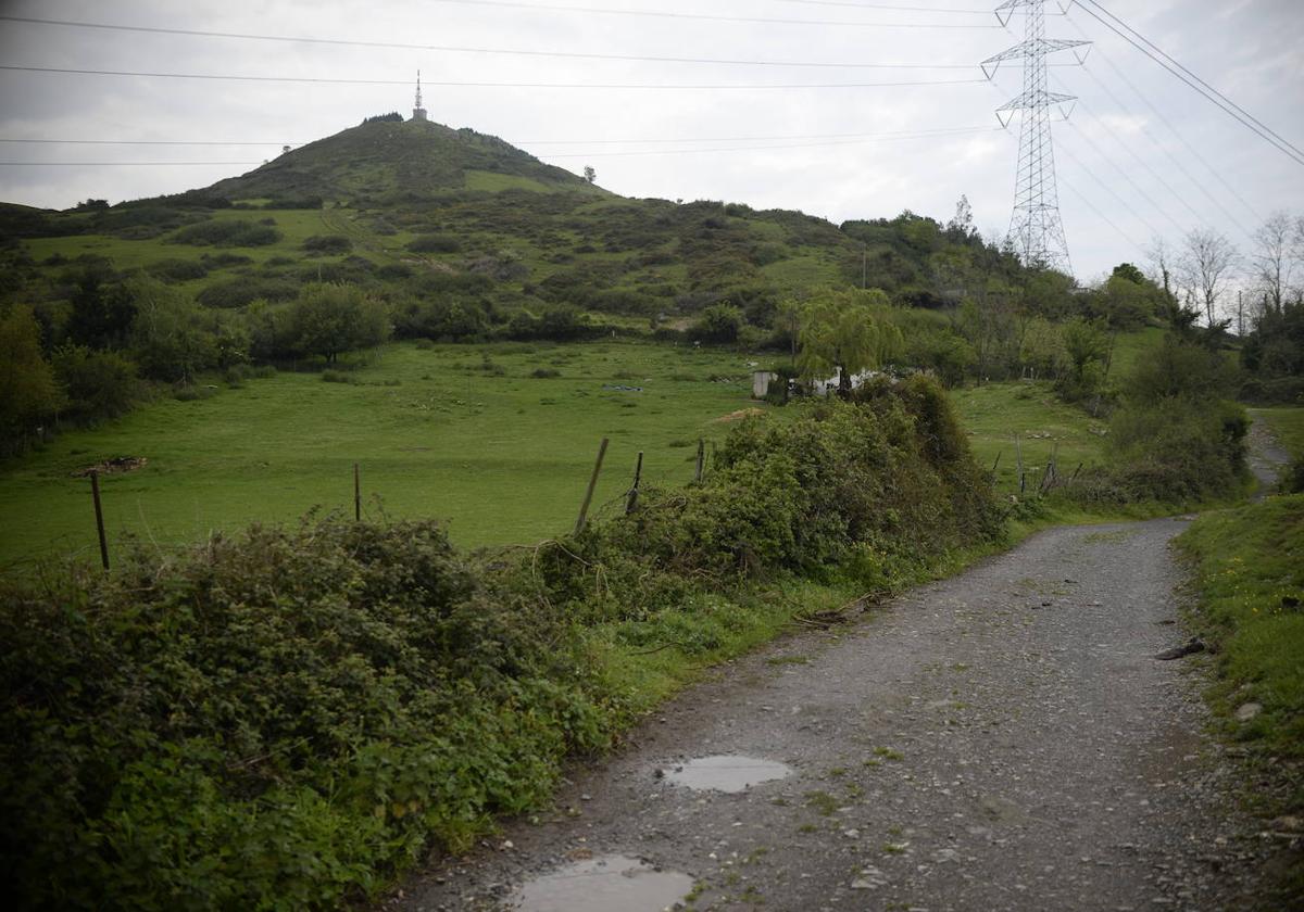 El diseño planteado por Solaria implicaría instalar ocho torres eléctricas más en el monte Serantes.