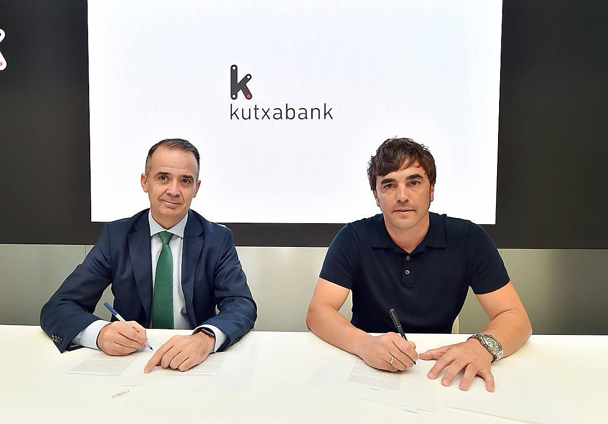Rafael Arberas, director de marketing de Kutxabank, y Aitor Galdós, presidente de la Fundación, en la firma del acuerdo.