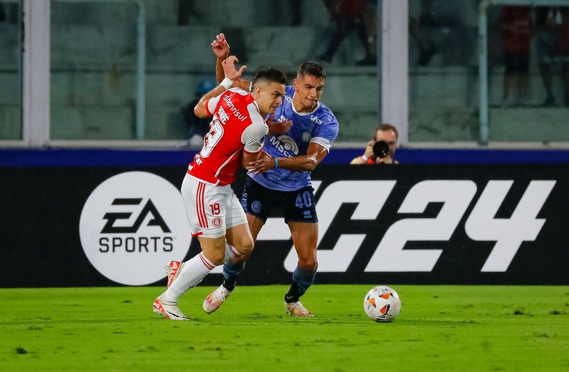 Moreno lucha por el balón durante un partido de Belgrano.