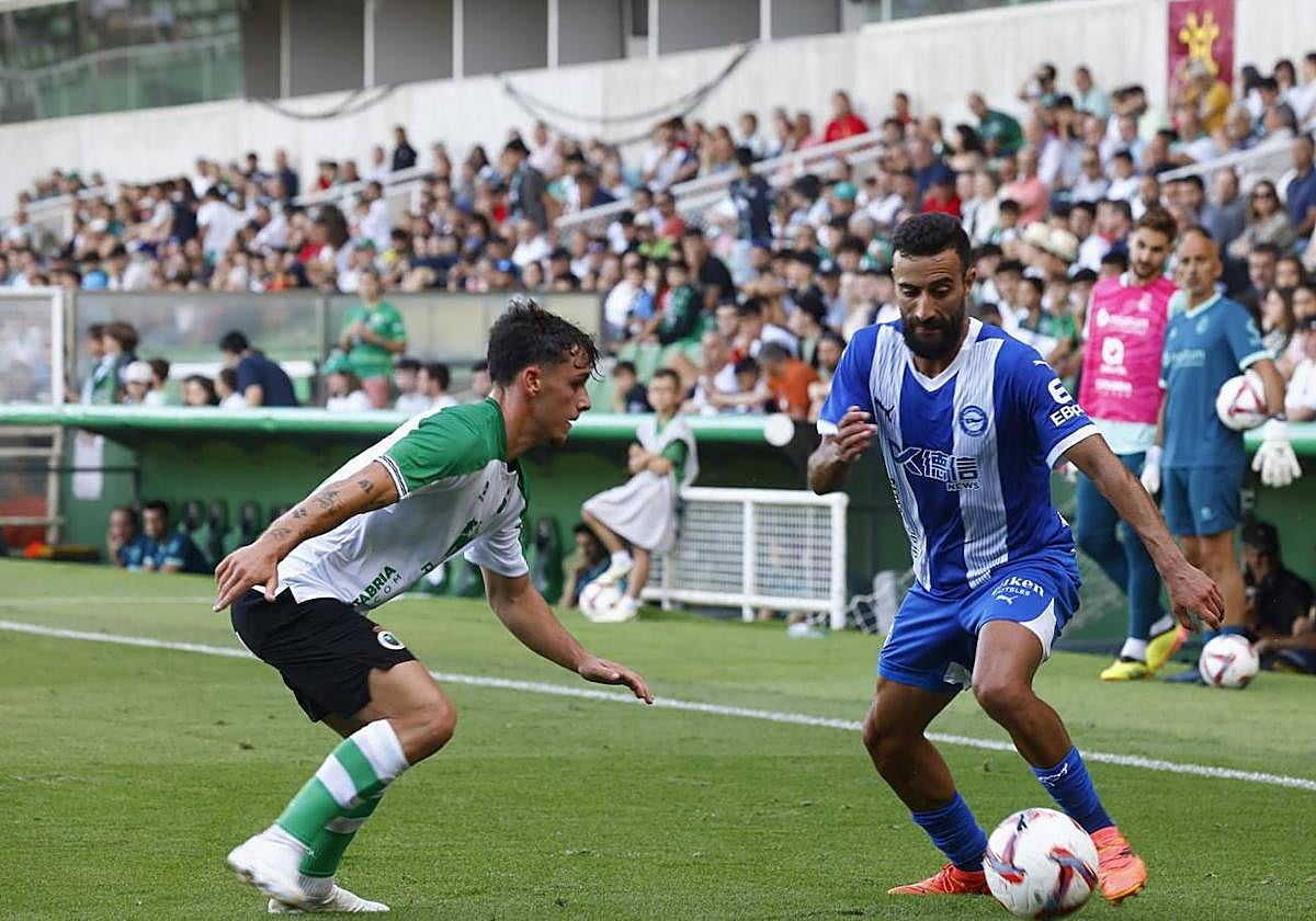Abde encara a un rival durante el amistoso ante el Racing.