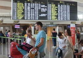 Pasajeros afectados por el problema informático en el aeropuerto de Loiu.