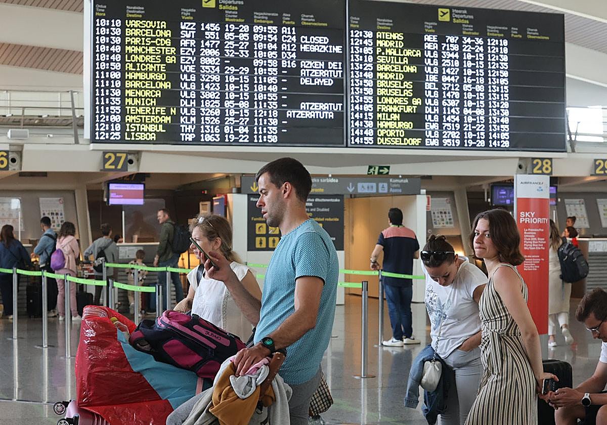 Pasajeros afectados por el problema informático en el aeropuerto de Loiu.