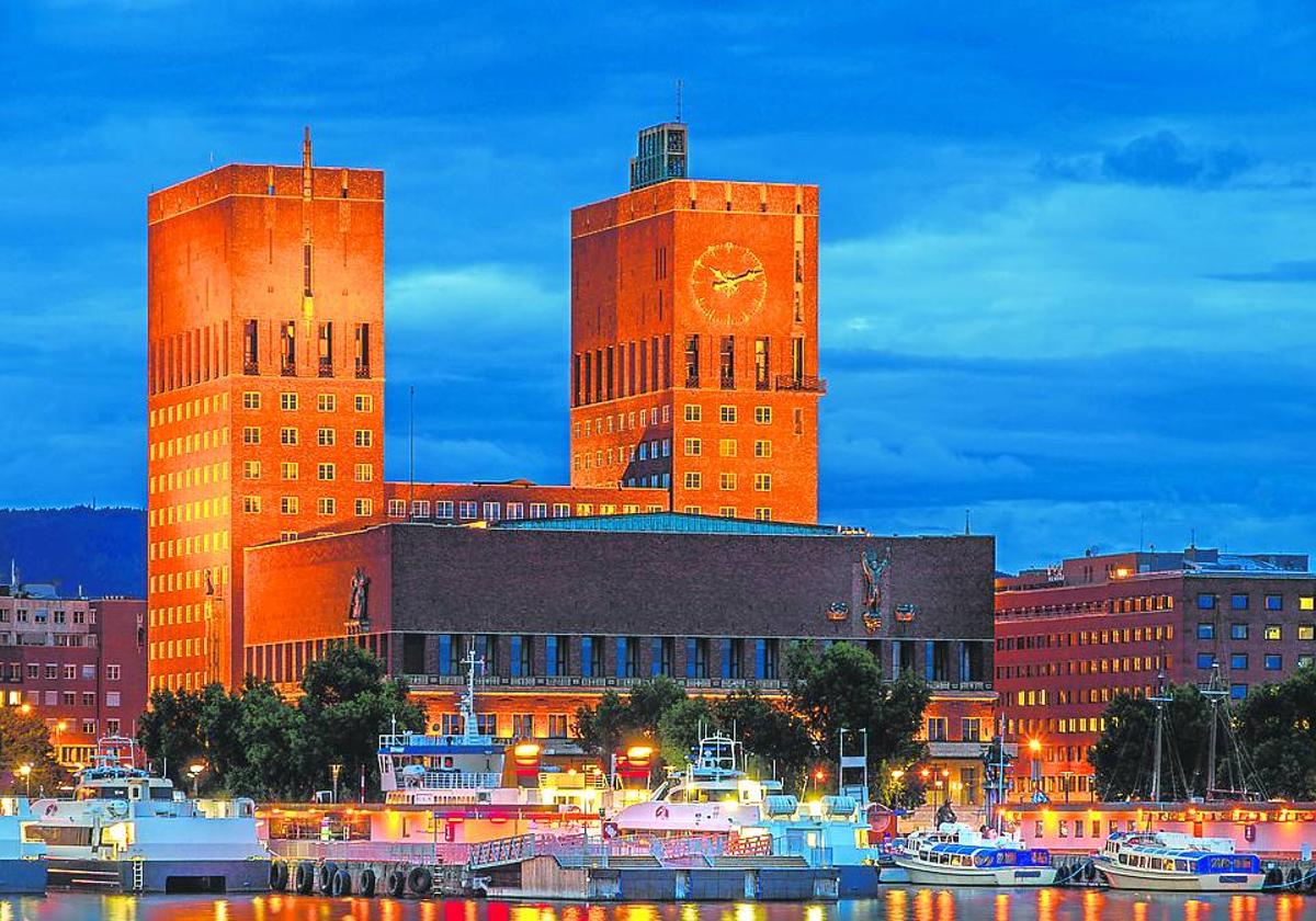 El Ayuntamiento de Oslo se mira en las aguas del fiordo.