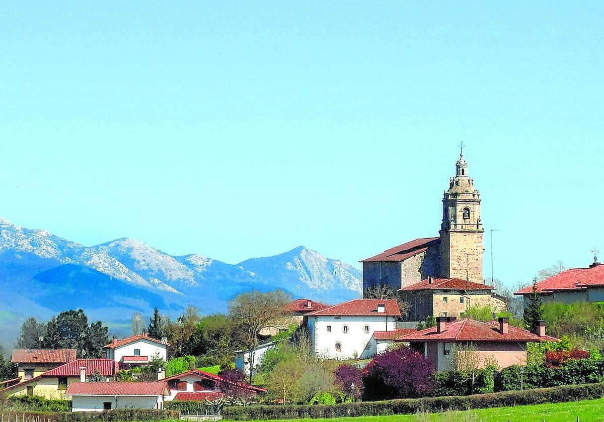 Vista panorámica de Barrundia, con la iglesia dominando el conjunto.